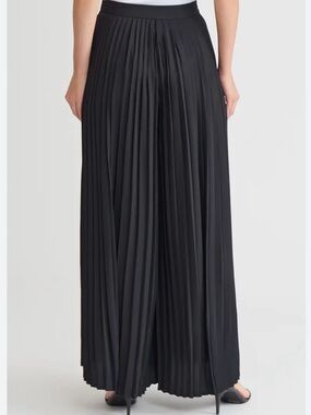 Bar 111 Black Pleated Maxi
pants with Elastic Waist